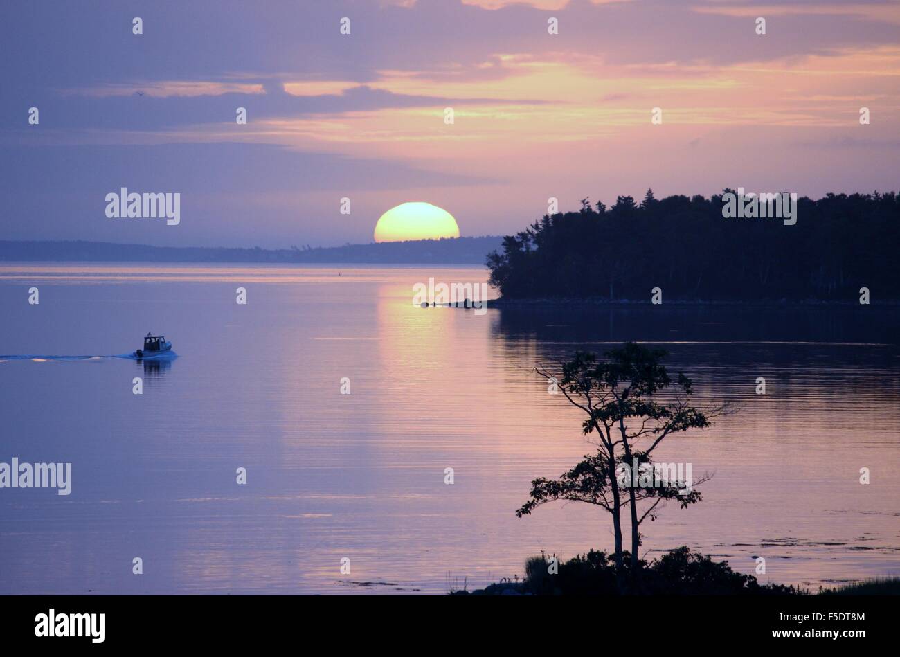 Lever de soleil sur septembre Tancook Island dans la région de Mahone Bay, en Nouvelle-Écosse Banque D'Images