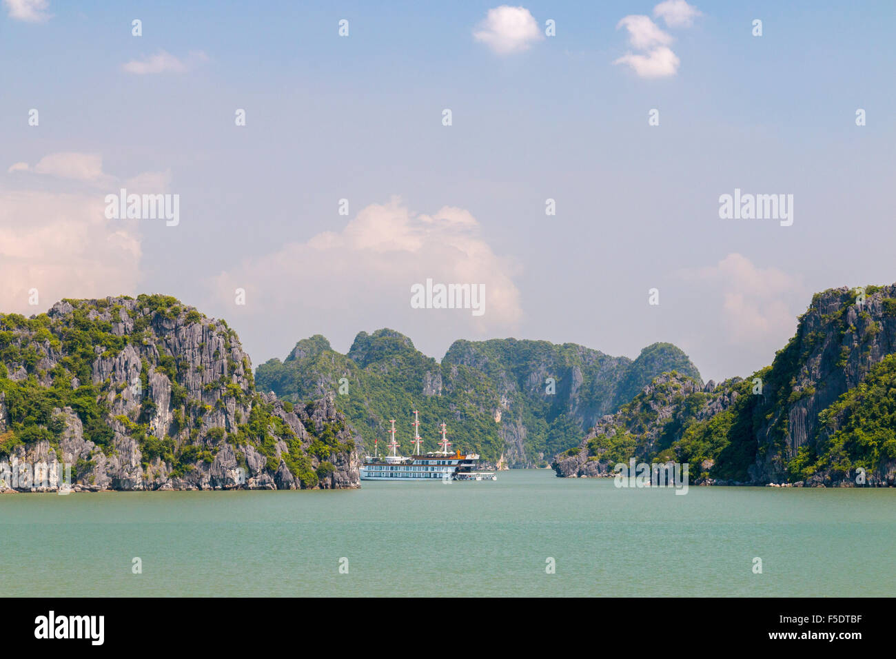 Zone de Bai Tu Long de la Baie d'Halong, dans le nord-est du Vietnam, avec de belles îles calcaires et des eaux tranquilles, Vietnam Banque D'Images
