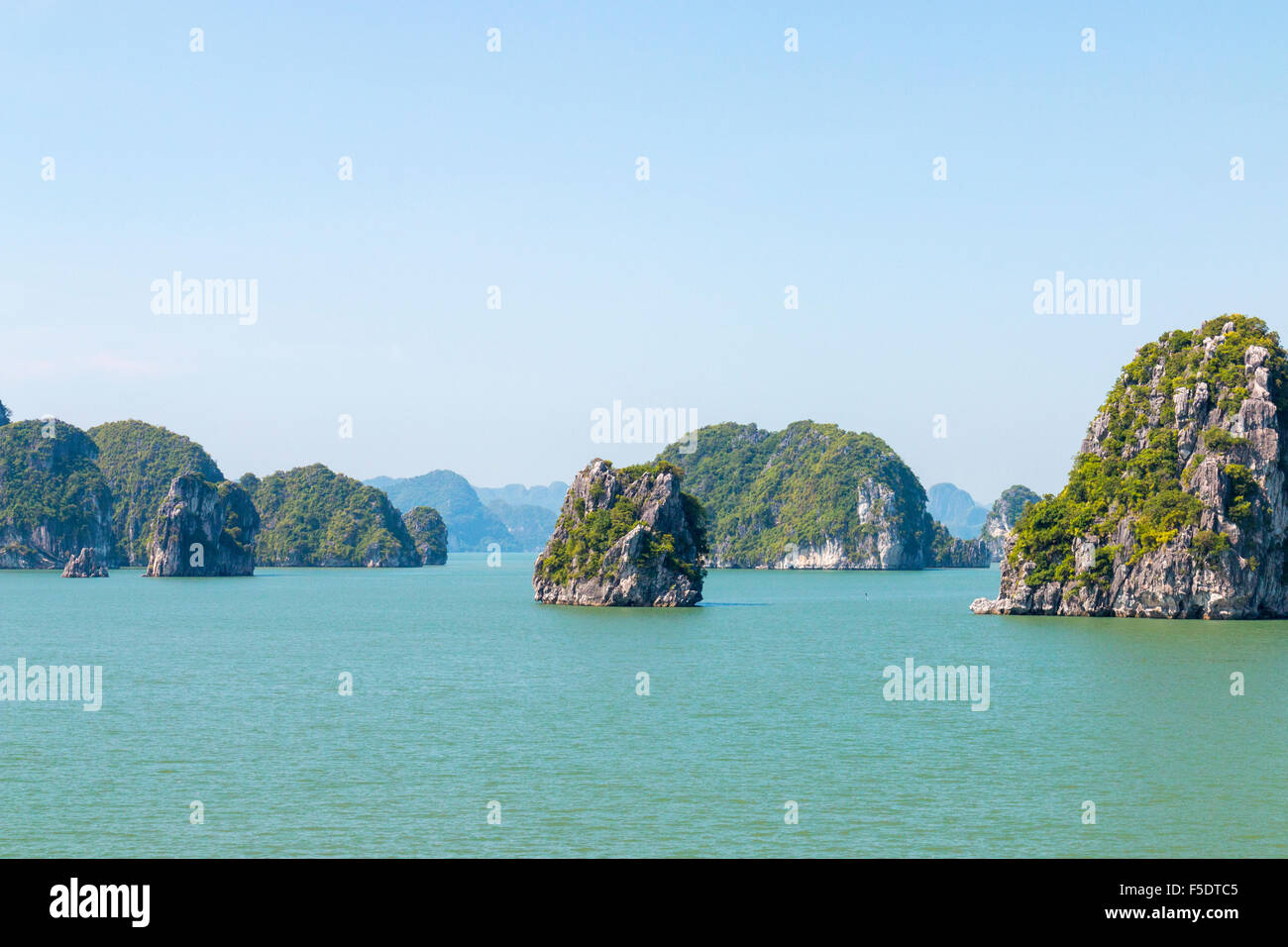 Zone de Bai Tu Long de la Baie d'Halong, dans le nord-est du Vietnam, avec de belles îles calcaires et des eaux tranquilles, Vietnam Banque D'Images