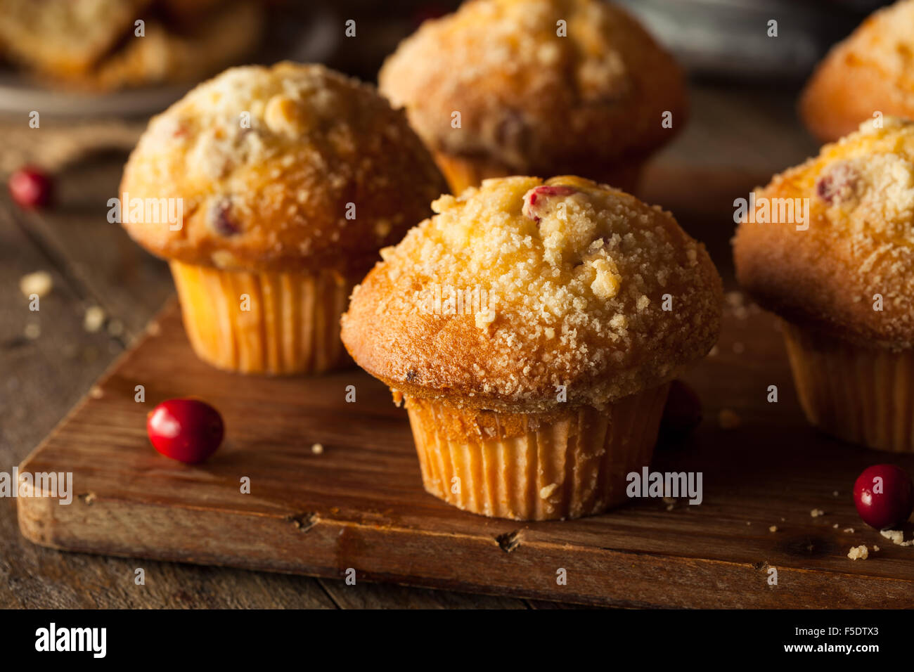 Muffins aux canneberges frais cuit prêt à manger Banque D'Images