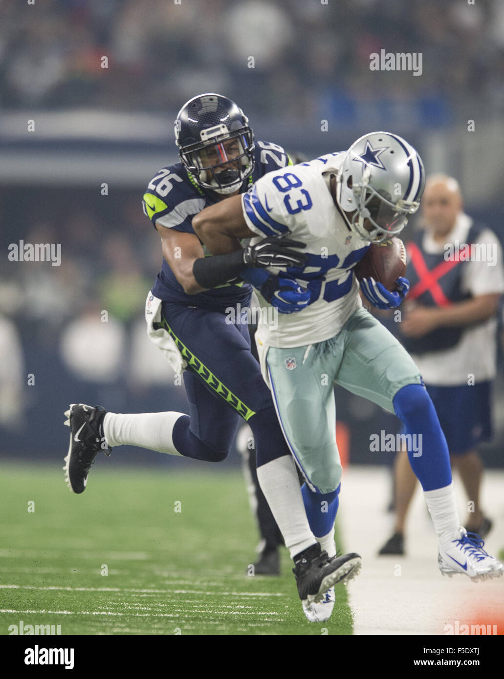 Arlington, Texas, US. 1er novembre 2015. Seahawks dvd CB (26) Cary Williams poussant Cowboys dvd j (83) Terrance Williams hors des limites © Hoss Mcbain/ZUMA/Alamy Fil Live News Banque D'Images