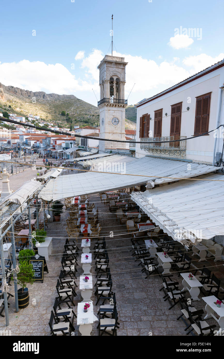 HYDRA, GRÈCE - 25 octobre 2015 : les gens dans les terrasses des cafés sur le quai dans le port d'Hydra Banque D'Images