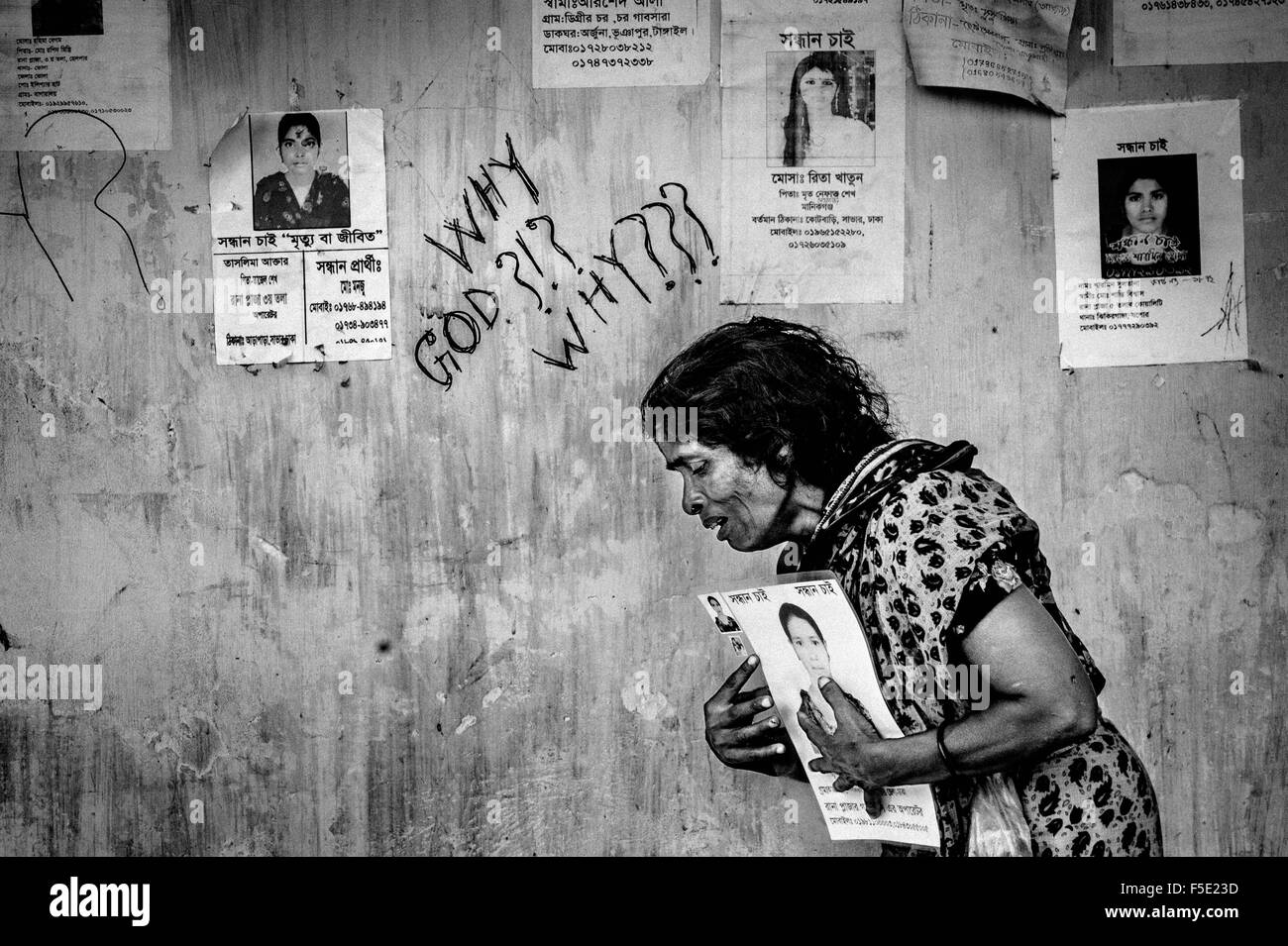 Savar, Dhaka, Bangladesh. 10 mai, 2013. Une femme pleure et tient la photo d'un proche qui a été victime de l'immeuble.L'effondrement. Le 24 avril 2013, un édifice de huit étages s'est effondré à Savar, près de la capitale du Bangladesh Dhaka, tuant plus de 1 100 personnes environ 2 500 blessés. Le Rana Plaza, qui abritait cinq usines de vêtements, avait été conçu avec seulement six histoires et destinées à des boutiques et des bureaux seulement. © Rahul Talukder/ZUMA/Alamy Fil Live News Banque D'Images