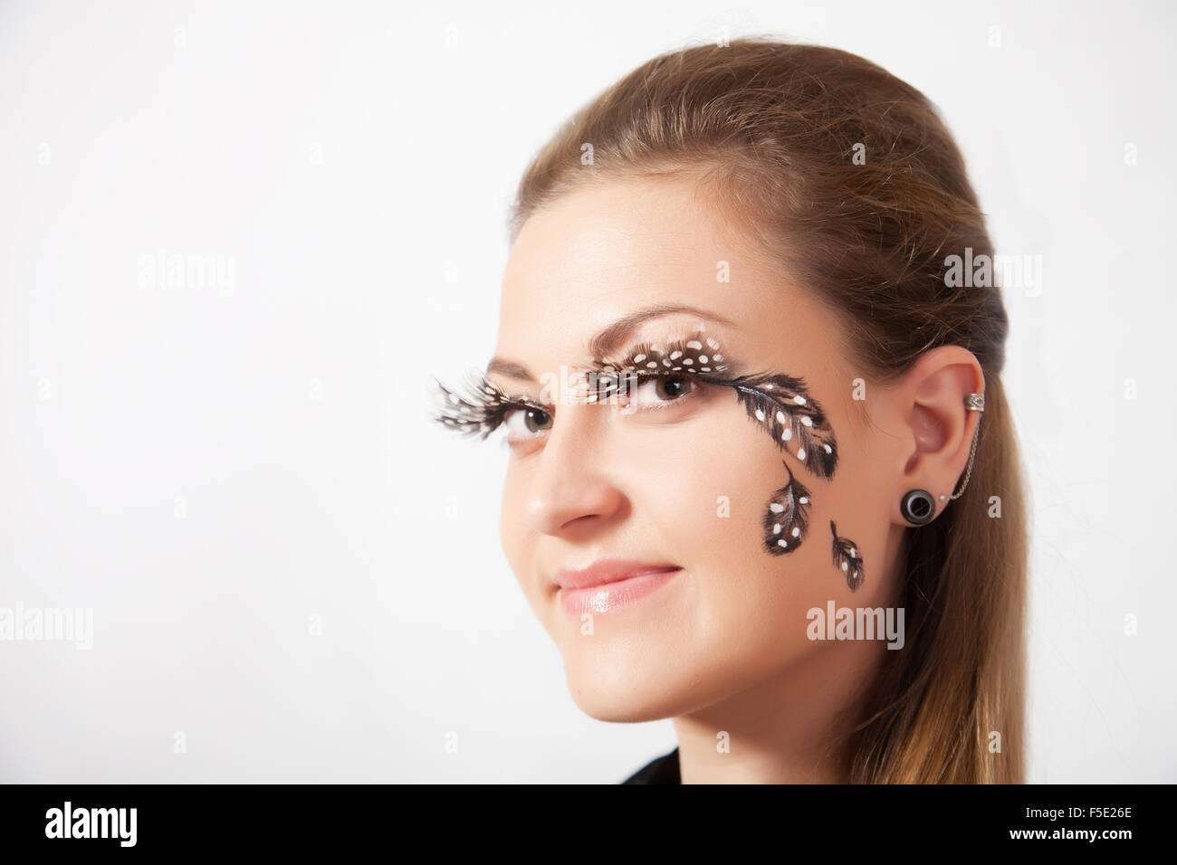 Belle femme avec de longs cils et le visage-art Banque D'Images