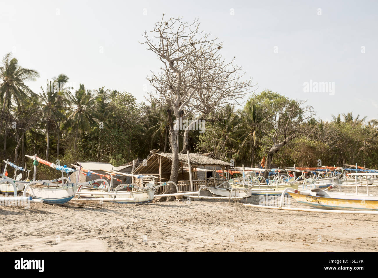 Les bateaux de pêche locaux tiré sur le sable à, ou de Pasir Putih, plage de sable blanc de Bali, Indonésie. Banque D'Images