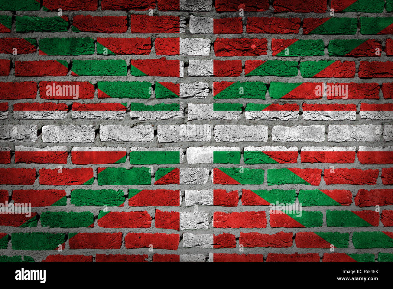 La texture du mur de brique sombre - drapeau peint sur mur - Pays Basque Banque D'Images