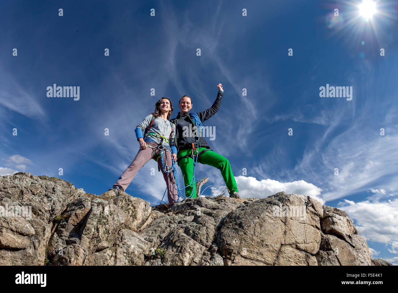 Groupe de deux femmes qui sont heureux grimpeurs juste conquis le sommet Banque D'Images