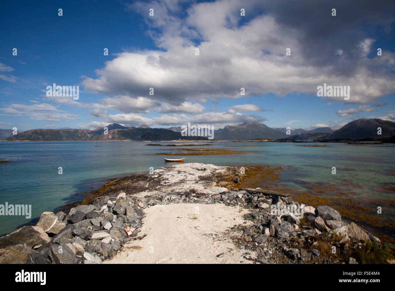 Sommarøy une petite île dans la région de Tromso, en Norvège, les montagnes sont au loin. Banque D'Images