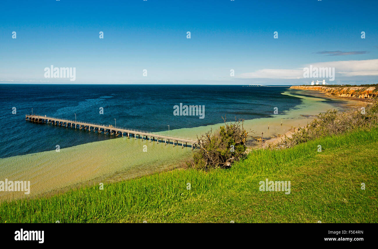 Paysage côtier avec vue panoramique de l'océan, plage et jetée à Wool Bay, les falaises rouges, les silos de Port Giles dans la distance, la péninsule de Yorke, Australie du Sud Banque D'Images