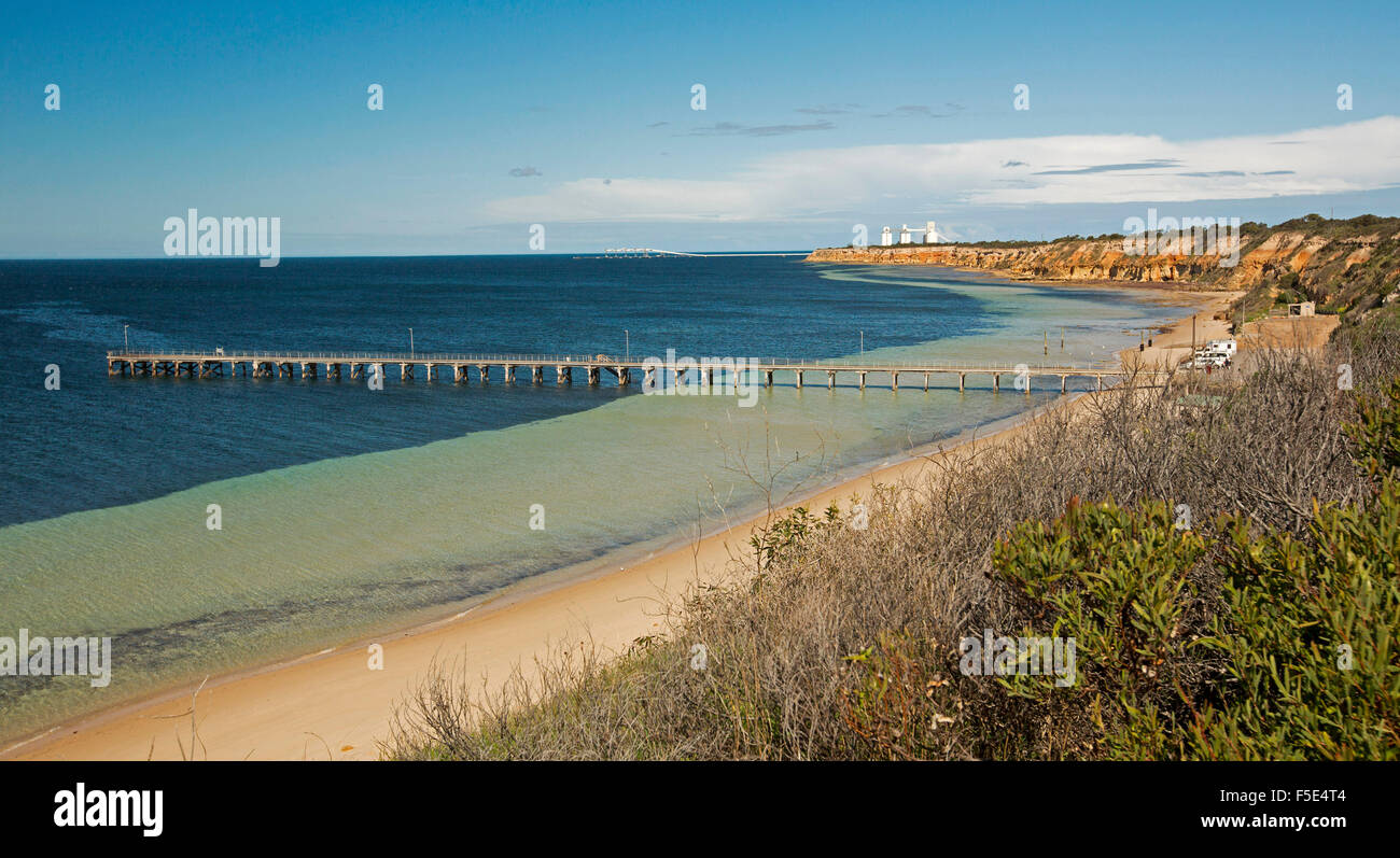 Paysage côtier avec vue panoramique de l'océan, plage et jetée à Wool Bay, les falaises rouges, les silos de Port Giles dans la distance, la péninsule de Yorke, Australie du Sud Banque D'Images