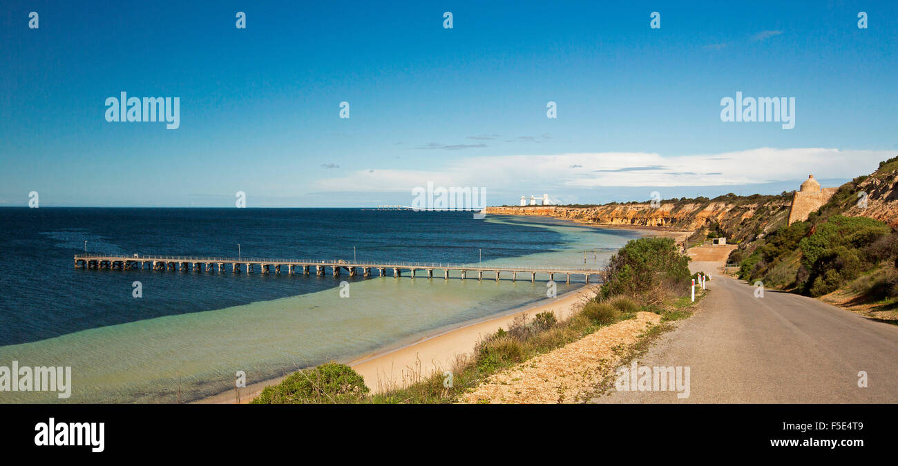 Vue panoramique du paysage côtier, route de ocean & jetée à Wool Bay, les falaises rouges, les silos de Port Giles à distance sur la péninsule de Yorke, Australie du Sud Banque D'Images