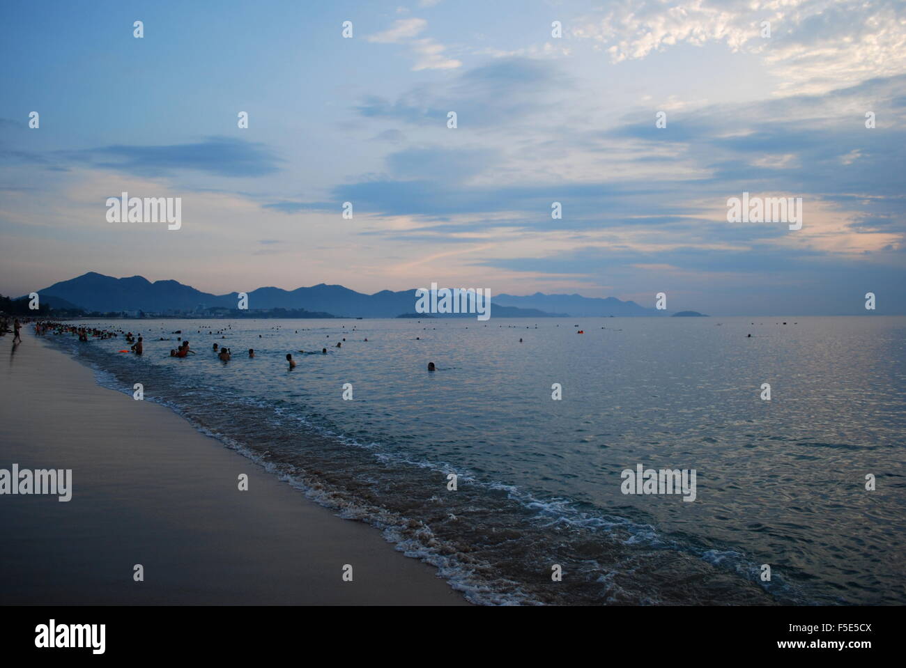 Avis des sections locales sur la plage de la ville de Nha Trang, Vietnam. Banque D'Images