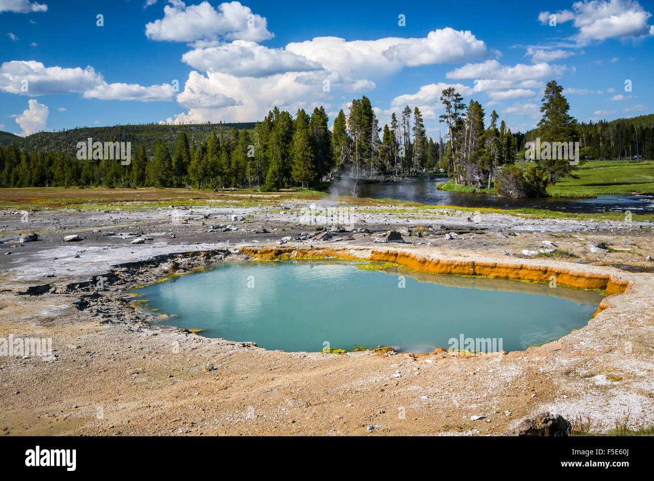 Sources chaudes et piscines colorées dans le Midway Geyser Basin dans le Parc National de Yellowstone, Wyoming, USA. Banque D'Images