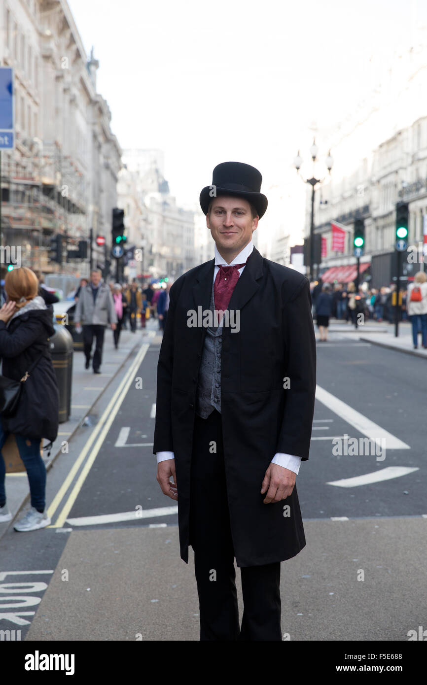L'homme dans un costume avec chapeau haut de forme du Regent Street Motor  Show à Londres Photo Stock - Alamy