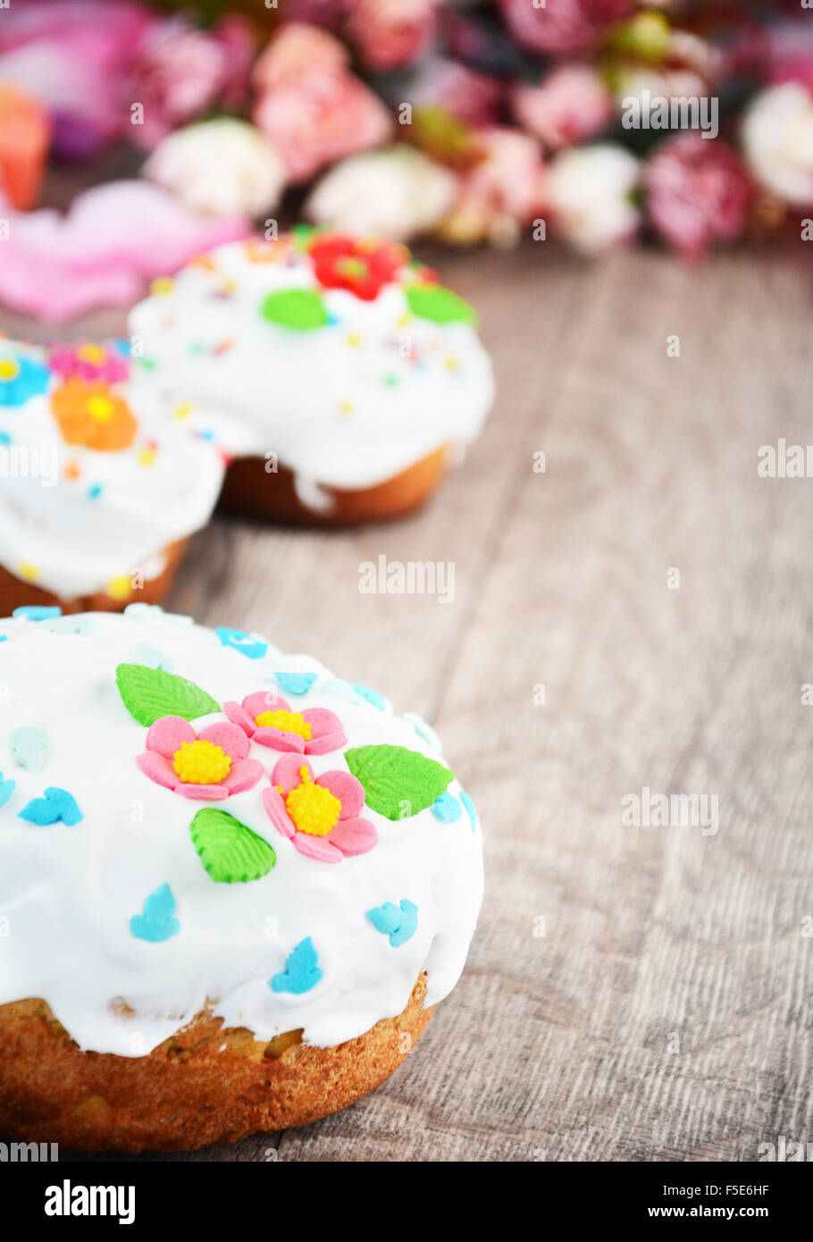 Gâteau de pâques doux et les oeufs sur la table Banque D'Images