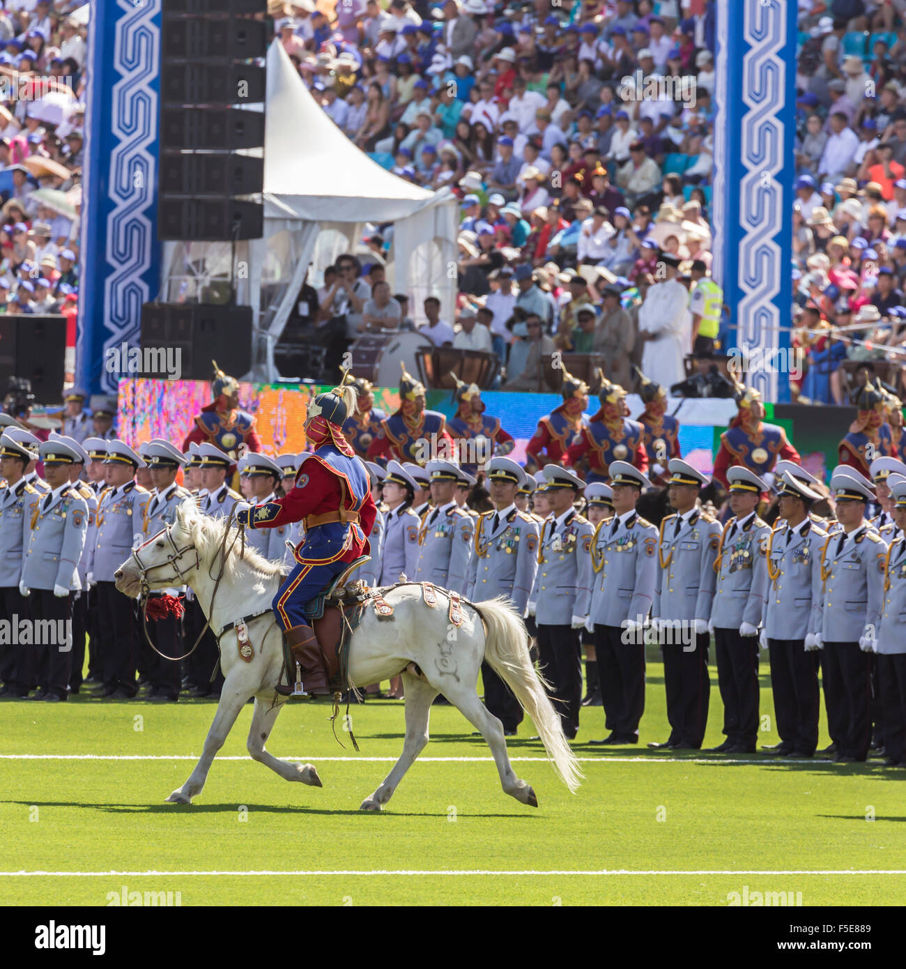 Horseman rides passé rangées de soldats, stade du Naadam Festival Naadam, cérémonie d'Ulaan Baatar, Oulan Bator (Mongolie), Banque D'Images