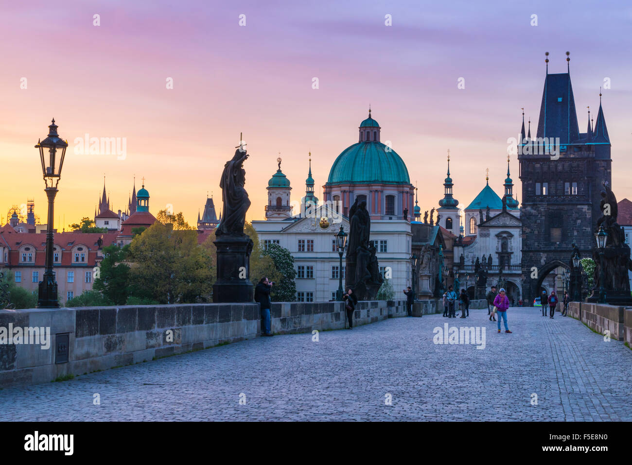 Lever du soleil sur le Pont Charles, Site du patrimoine mondial de l'UNESCO, Prague, République Tchèque, Europe Banque D'Images