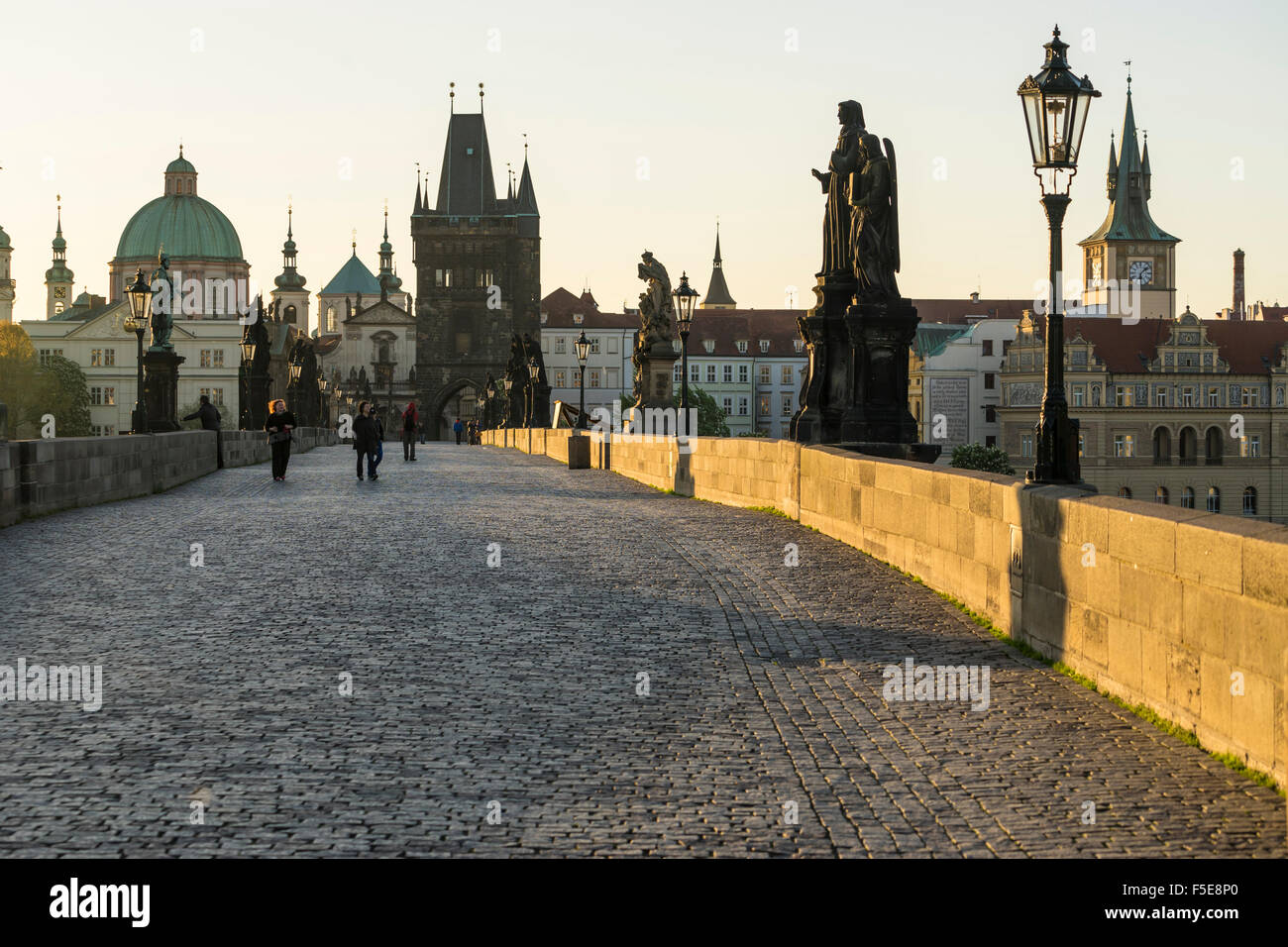 Lever du soleil sur le Pont Charles, Site du patrimoine mondial de l'UNESCO, Prague, République Tchèque, Europe Banque D'Images