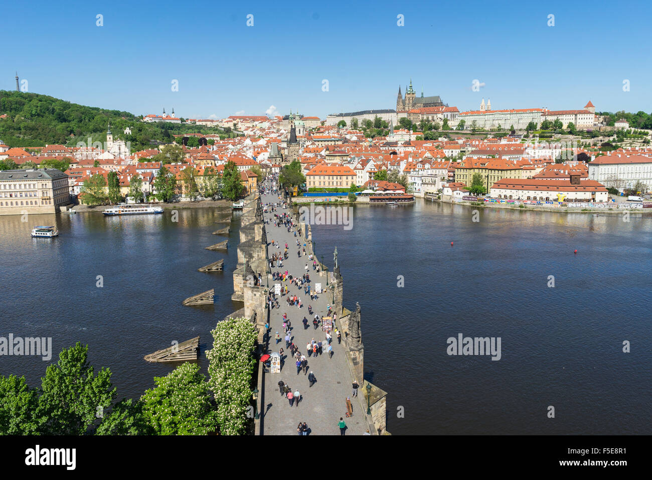 Le pont Charles à la recherche vers le quartier du Château Royal, Palance et la cathédrale Saint-Guy, l'UNESCO, Prague, République Tchèque Banque D'Images