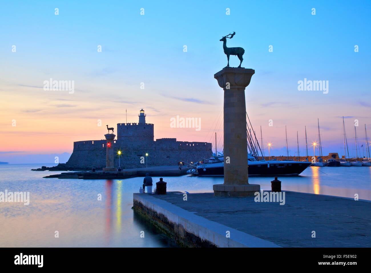 Des statues de bronze biche et Cerf à l'entrée du port de Mandraki, Rhodes, Dodécanèse, îles grecques, Grèce, Europe Banque D'Images