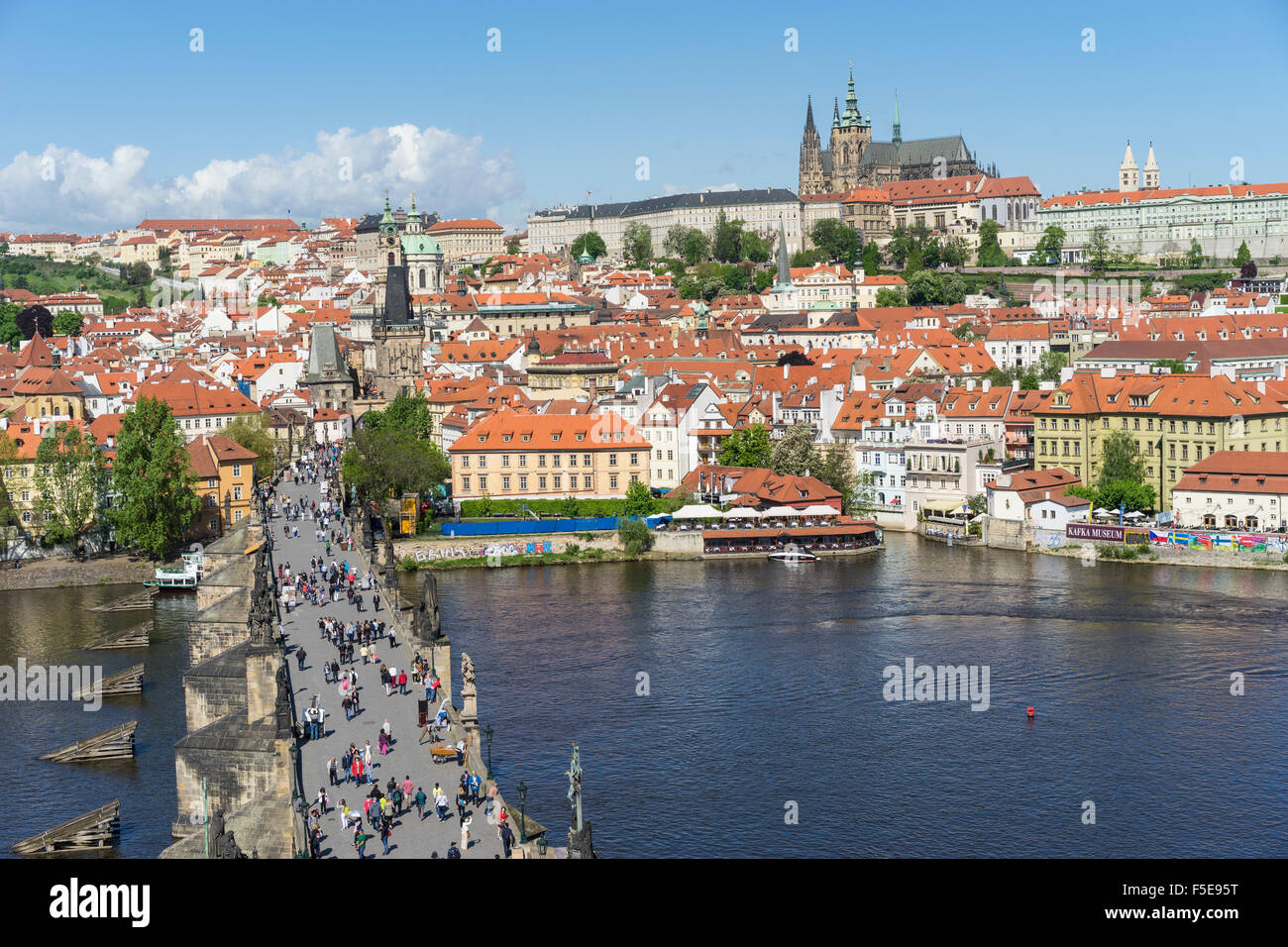 Le pont Charles à la recherche vers le quartier du Château Royal, Palance et la cathédrale Saint-Guy, l'UNESCO, Prague, République Tchèque Banque D'Images