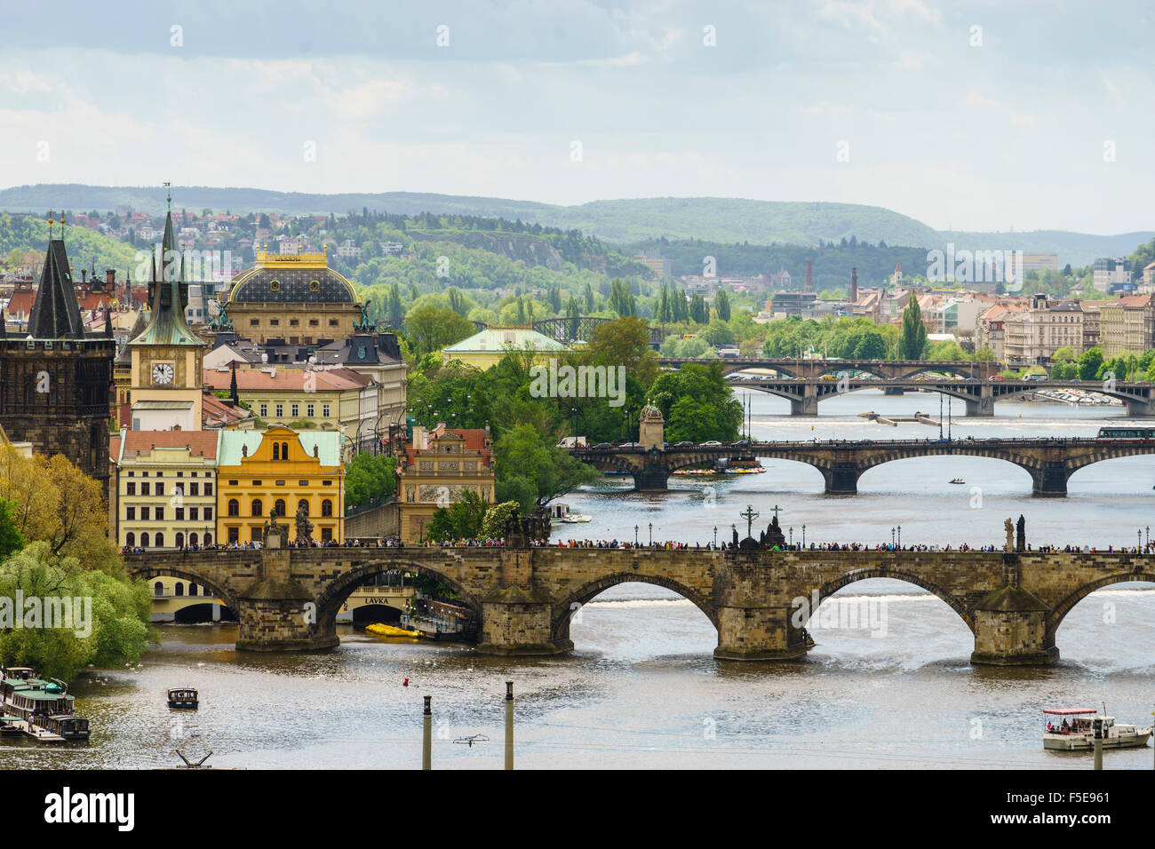 Prague cityscape ses ponts reliant la vieille ville à Mala Strana, le château de Prague et de Hradcany, Prague, République Tchèque Banque D'Images