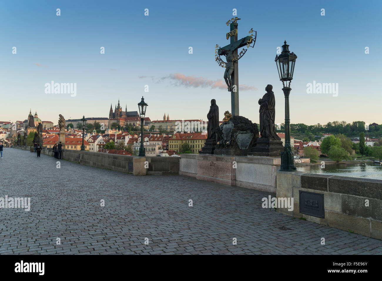 Tôt le matin, sur le Pont Charles, Site du patrimoine mondial de l'UNESCO, Prague, République Tchèque, Europe Banque D'Images