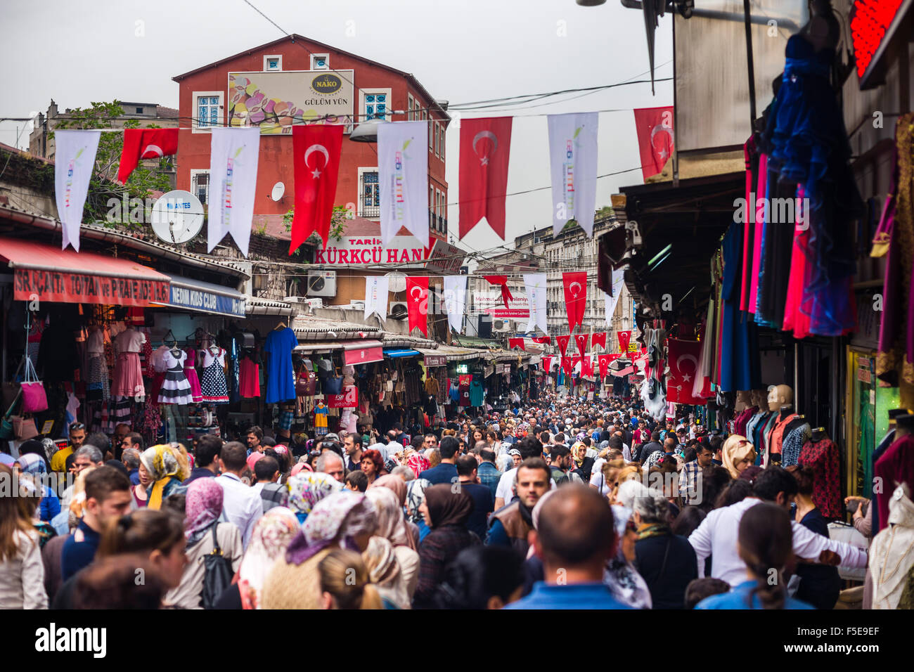 Rue du marché occupé près du Grand Bazar (Kapali Carsi), Istanbul, Turquie, Europe Banque D'Images