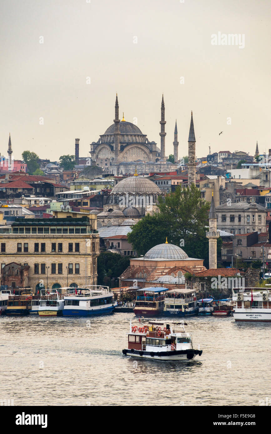 Croisière sur la Corne d'or avec derrière la mosquée, Istanbul, Turquie, Europe Banque D'Images