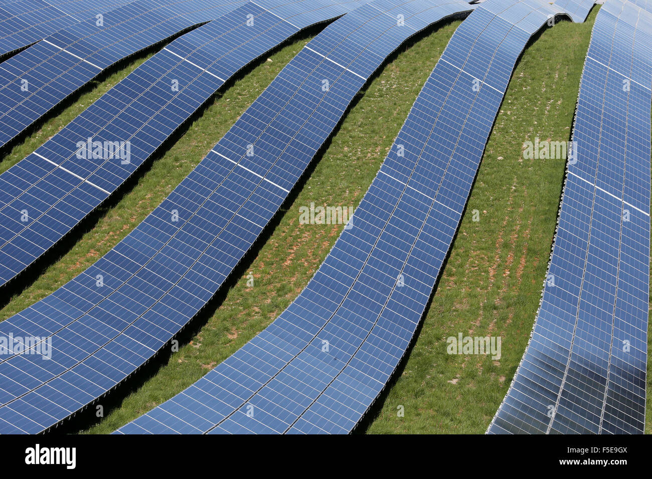 Ferme solaire, détail de centrale solaire photovoltaïque, Alpes-de-Haute-Provence, France, Europe Banque D'Images