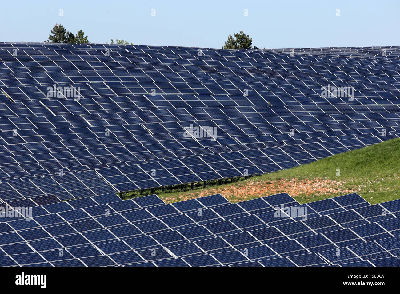 La ferme solaire, centrale solaire photovoltaïque, Alpes-de-Haute-Provence, France, Europe Banque D'Images