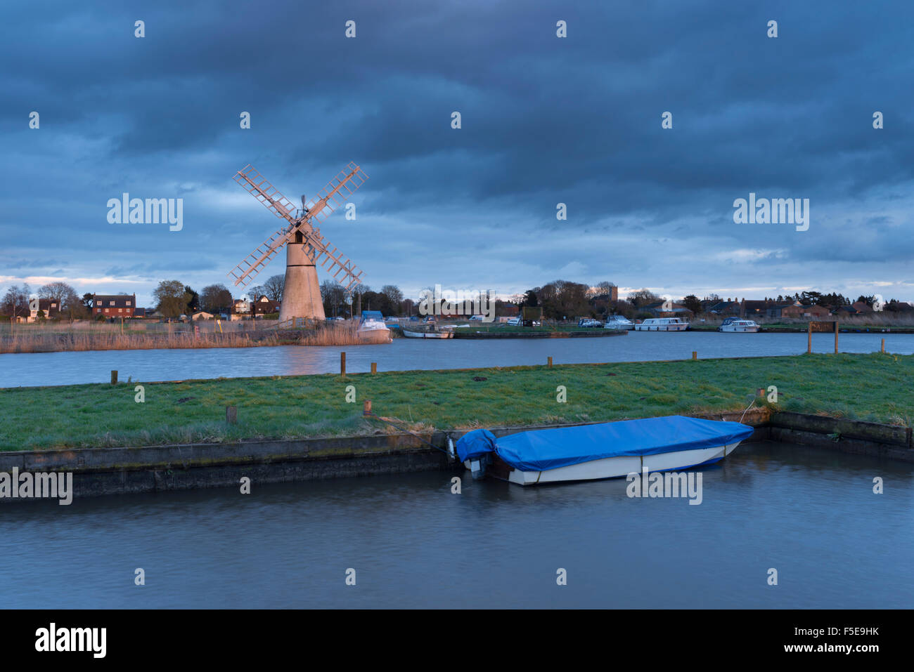 Une vue de Thurne Mill, Norfolk Broads, Norfolk, Angleterre, Royaume-Uni, Europe Banque D'Images