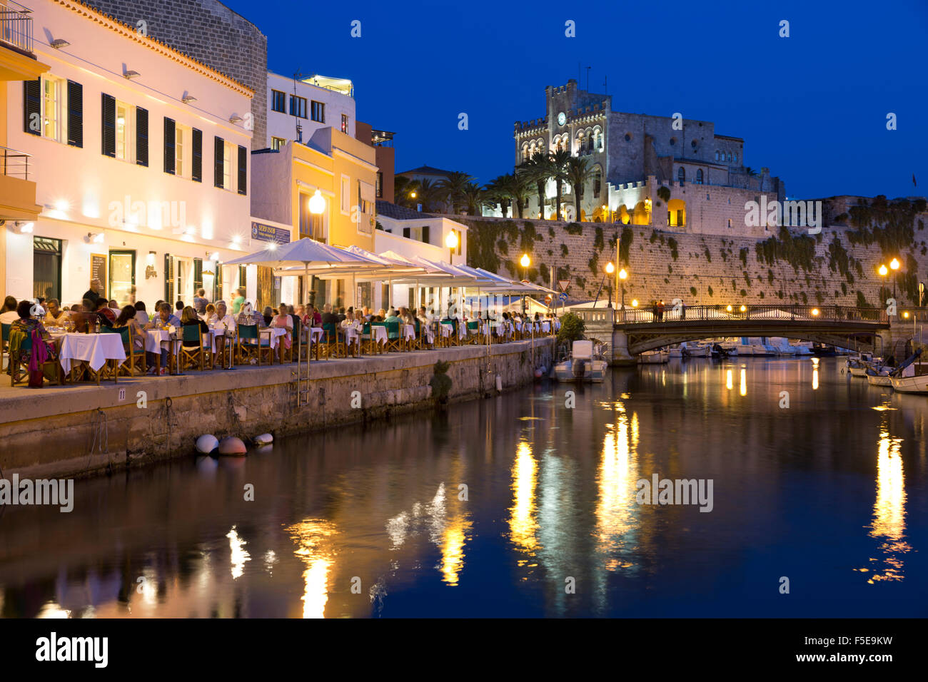Café Balear et Ayuntamiento de Ciutadella la nuit, Ciutadella, Minorque, Iles Baléares, Espagne, Méditerranée, Europe Banque D'Images