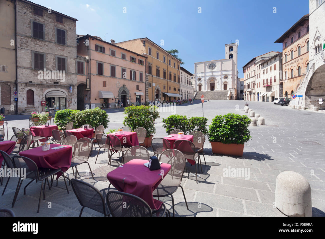 Café de la rue à Piazza del Popolo, Duomo Cathédrale Santa Maria, Todi, Pérouse, Ombrie, Italie de district, de l'Europe Banque D'Images