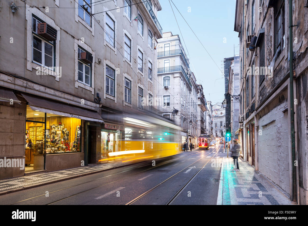 Les Trams dans les rues de Lisbonne, Portugal, Europe Banque D'Images
