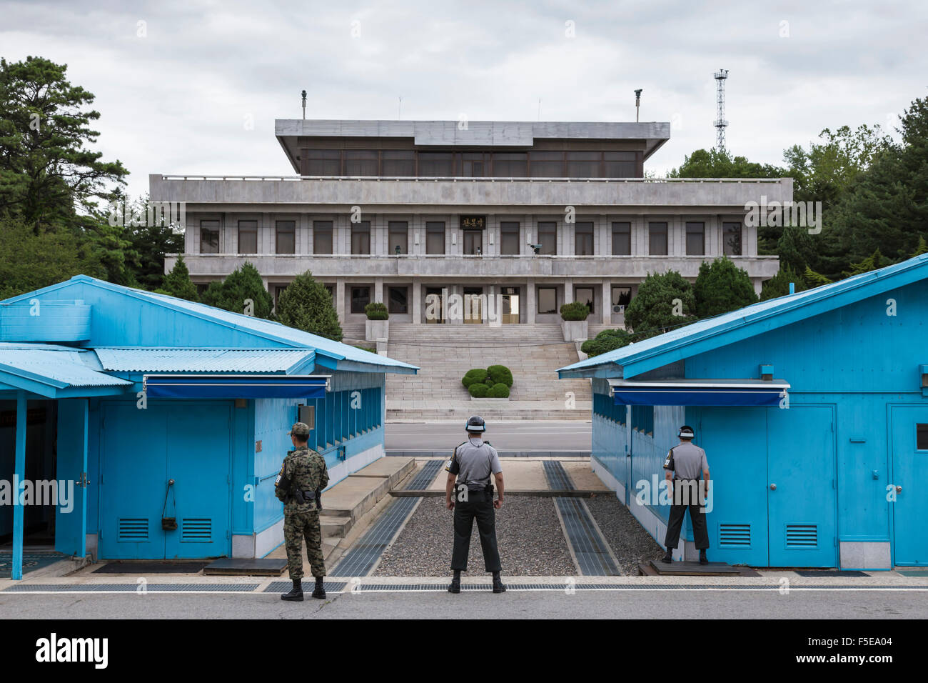 Les soldats de la République de Corée et le bleu bâtiments des Nations Unies face à la Corée du Nord, à Panmunjom, zone commune de sécurité, la Corée du Nord et du Sud, l'Asie à la frontière Banque D'Images