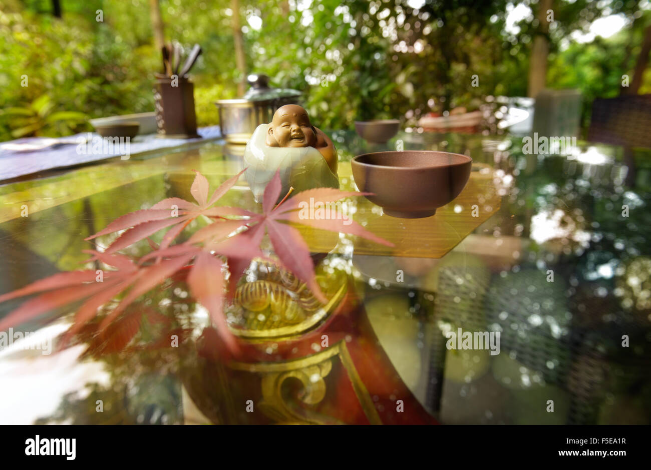 Les éléments traditionnels de la culture chinoise sur une table en verre, Hangzhou, Zhejiang, China, Asia Banque D'Images