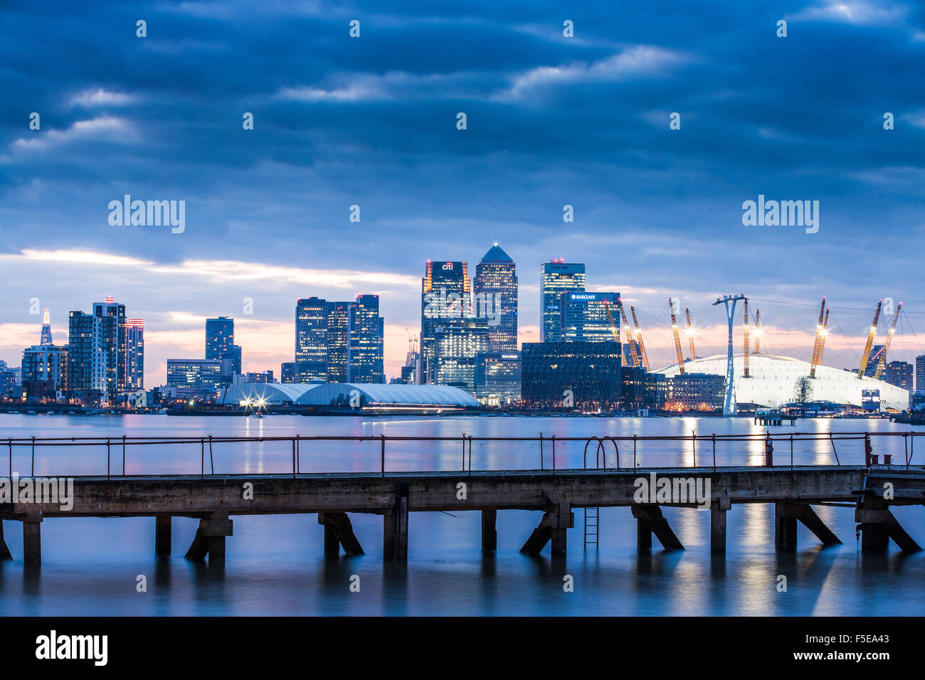 Canary Wharf à partir de London Docklands, Londres, Angleterre, Royaume-Uni, Europe Banque D'Images