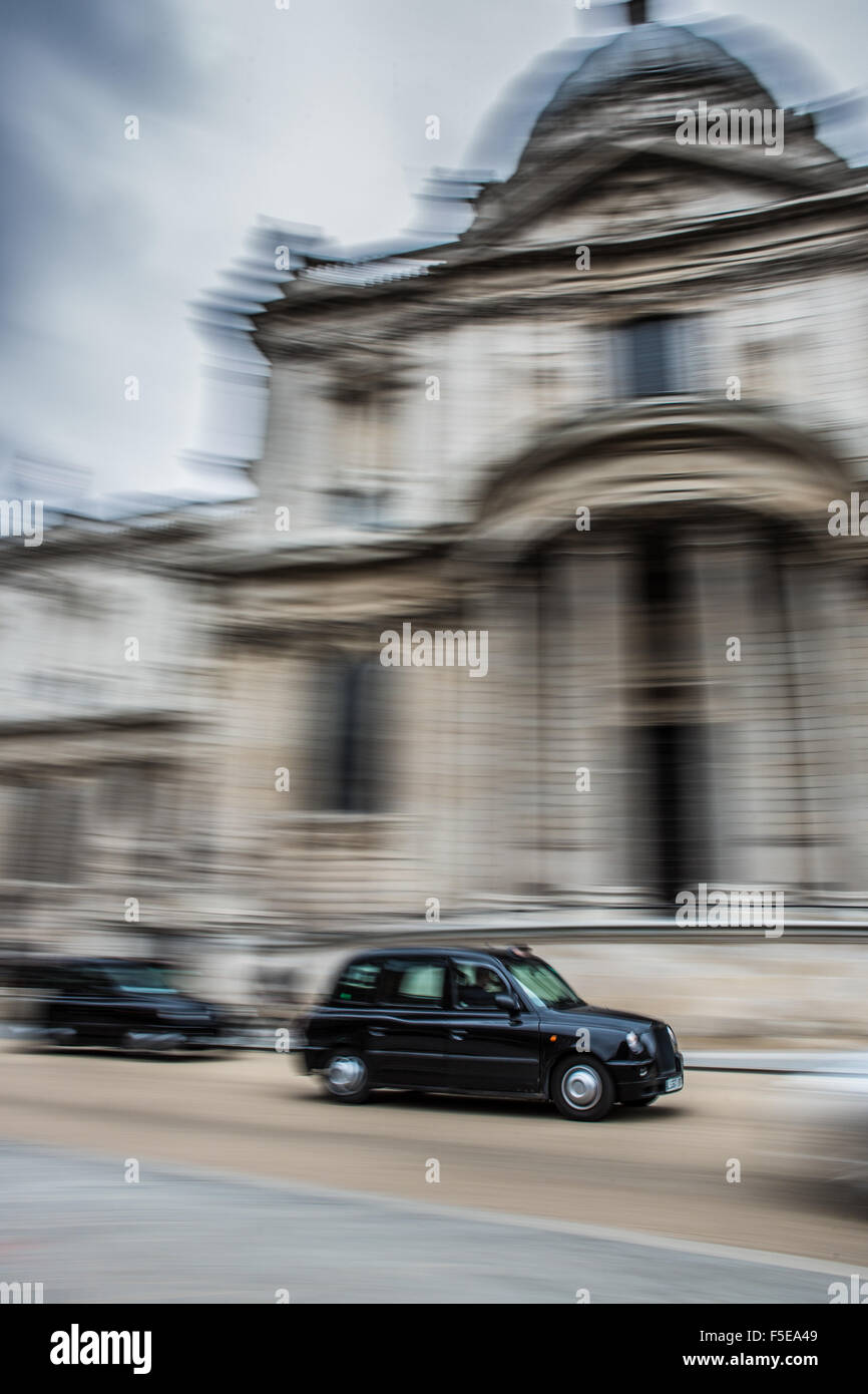 Taxi en passant par St Pauls Cathedral, Londres, Angleterre, Royaume-Uni, Europe Banque D'Images