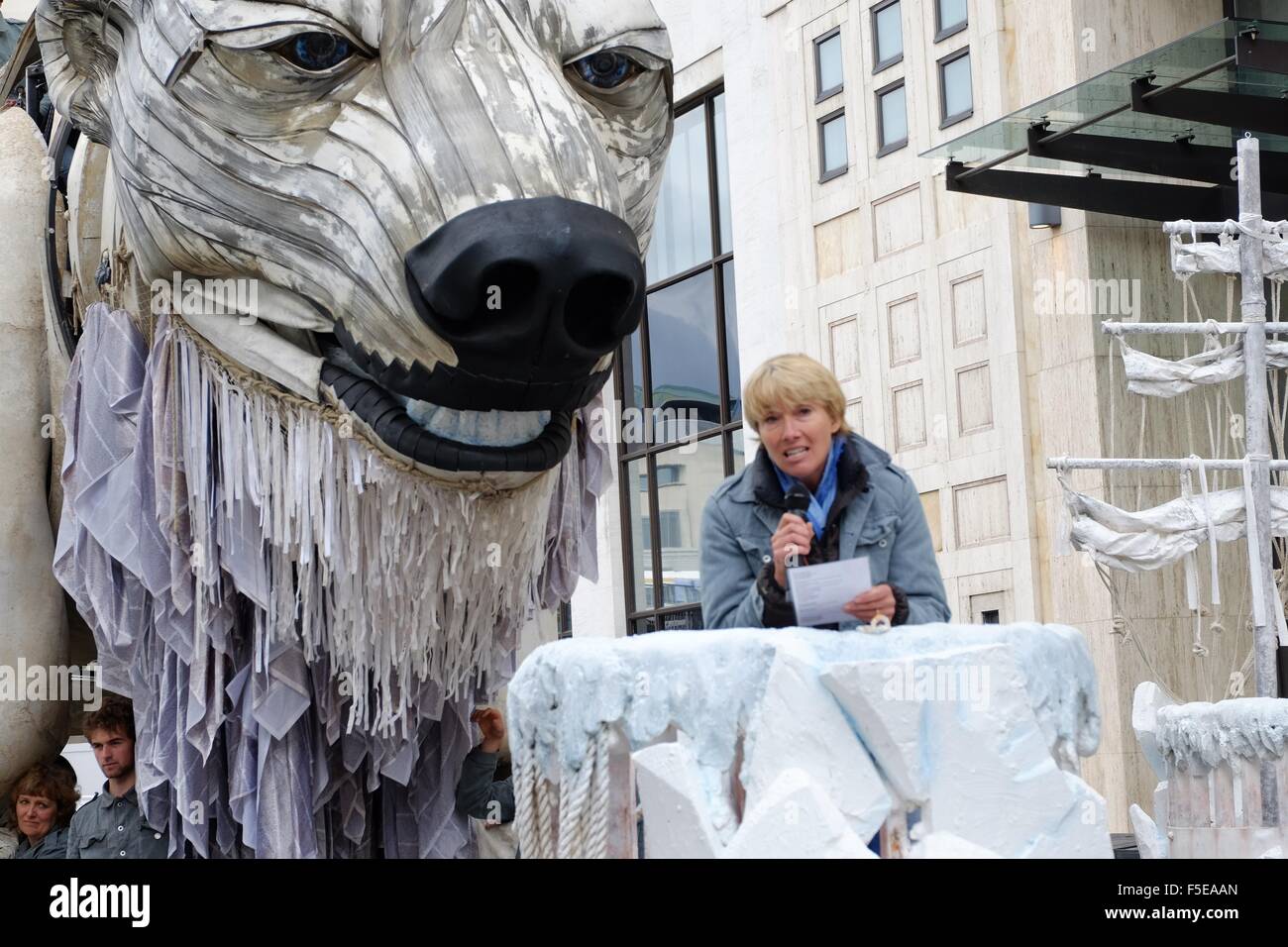 Des militants de Greenpeace à l'extérieur de l'ours polaire géant installer le siège londonien de Shell. Les militants de Greenpeace, y compris l'actrice Emma Thompson, installer un ours polaire d'animatronic de la taille d'un bus à impériale à l'extérieur le siège londonien de Shell pour démontrer Banque D'Images