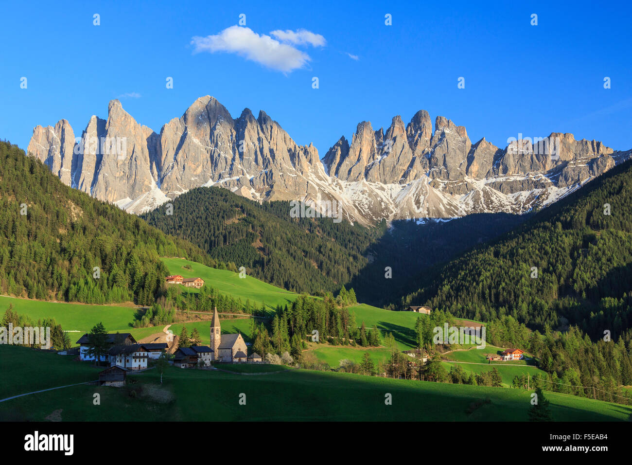 Le village de St Magdalene entouré de vertes prairies au pied de la vallée de Funes, Odle, Tyrol du Sud, Dolomites, Italie Banque D'Images
