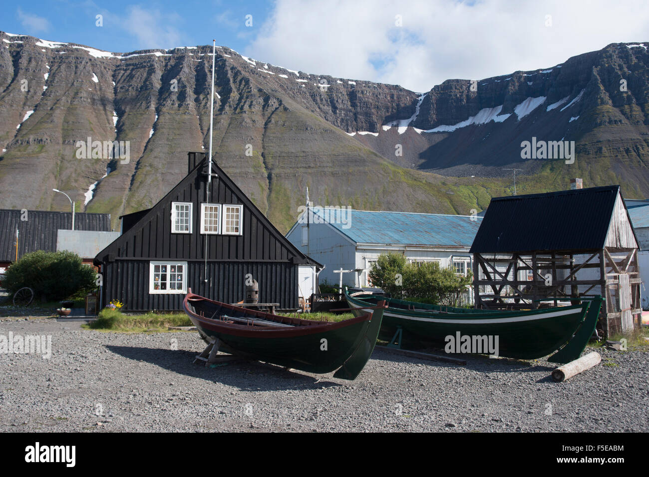 Vieux bateaux et maisons à Isafjordur, Islande, Fjords de l'Ouest, régions polaires Banque D'Images