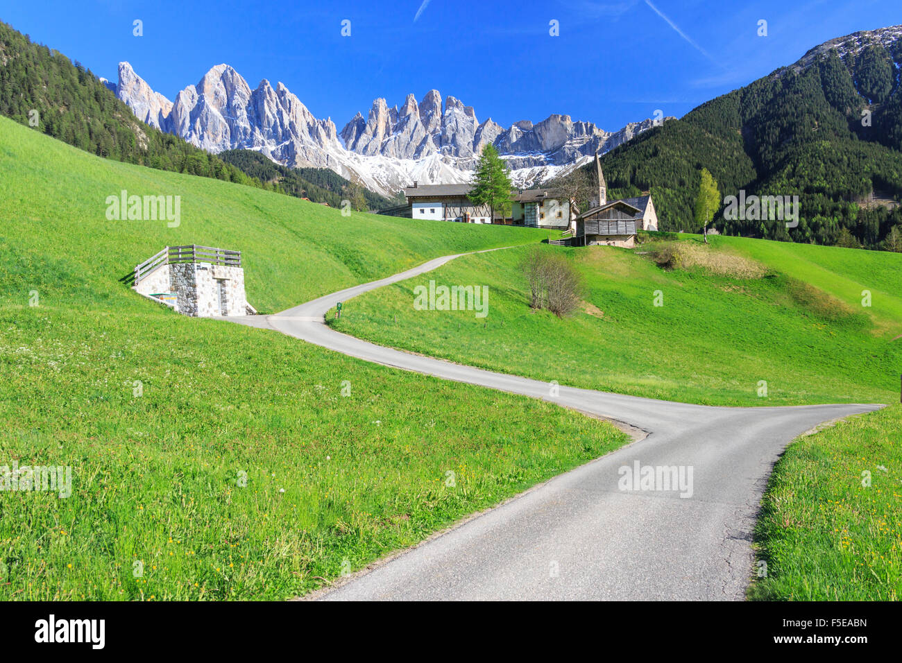 Le village de St Magdalene entouré de vertes prairies au pied de la vallée de Funes, Odle, Tyrol du Sud, Dolomites, Italie Banque D'Images