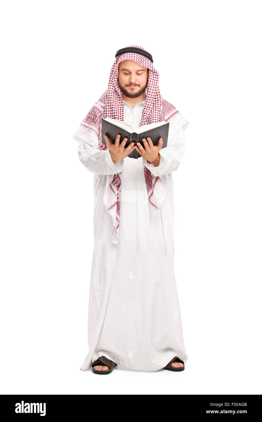 Portrait d'un jeune homme Arabe dans une robe blanche et une tunique voile  lire un livre isolé sur fond blanc Photo Stock - Alamy