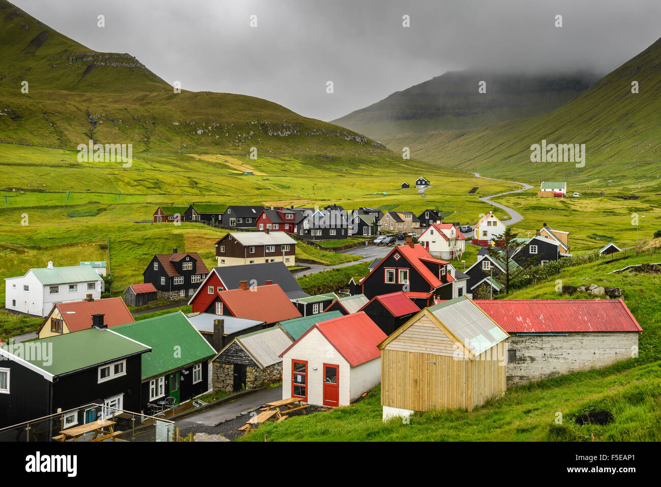 Village pittoresque de mais confortables et disposent généralement de maisons colorées sur l'île de Eysturoy, îles Féroé, Danemark Banque D'Images