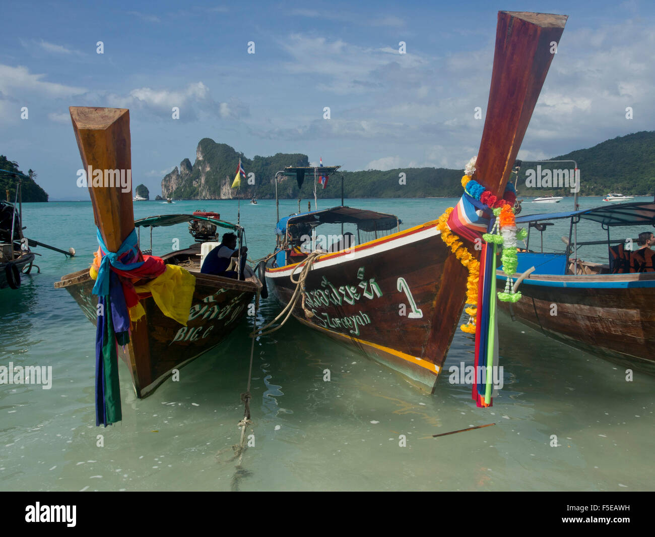 Les touristes en bateau à longue queue dans les îles Phi Phi, la mer d'Andaman, en Thaïlande, en Asie du Sud-Est, l'Asie Banque D'Images