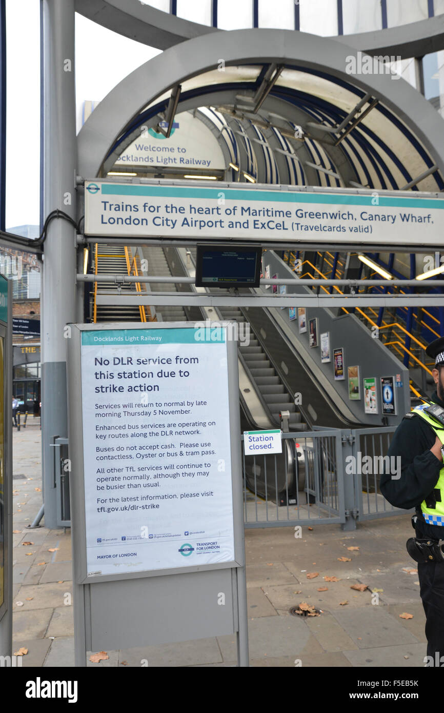 Tower Hill, Londres, Royaume-Uni. 3e novembre 2015. Tower Gateway DLR Station fermée comme le Docklands Light Railway grève commence Banque D'Images