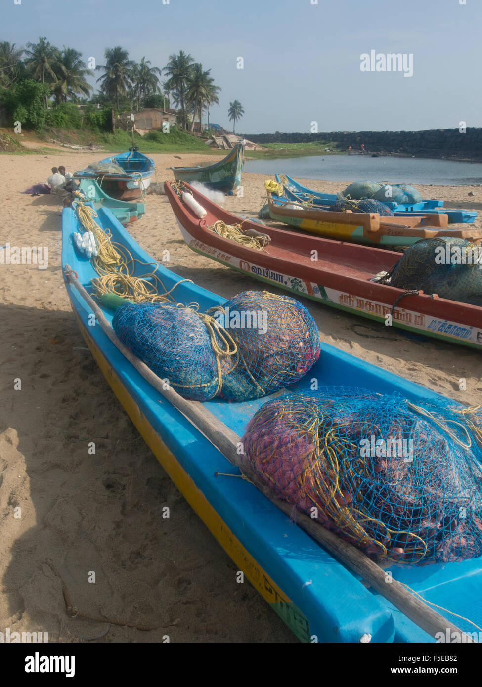 Les bateaux de pêche et des filets sur la plage, à l'union française d'Azur, Tamil Nadu, Inde, Asie Banque D'Images