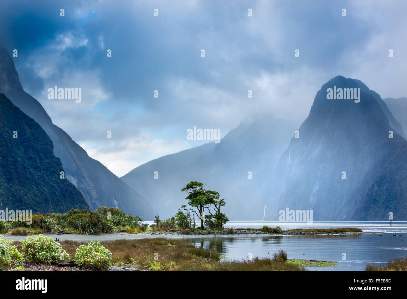 Milford Sound, Fiordland National Park, site du patrimoine mondial de l'UNESCO, Réserve Marine Piopiotahi, île du Sud, Nouvelle-Zélande Banque D'Images