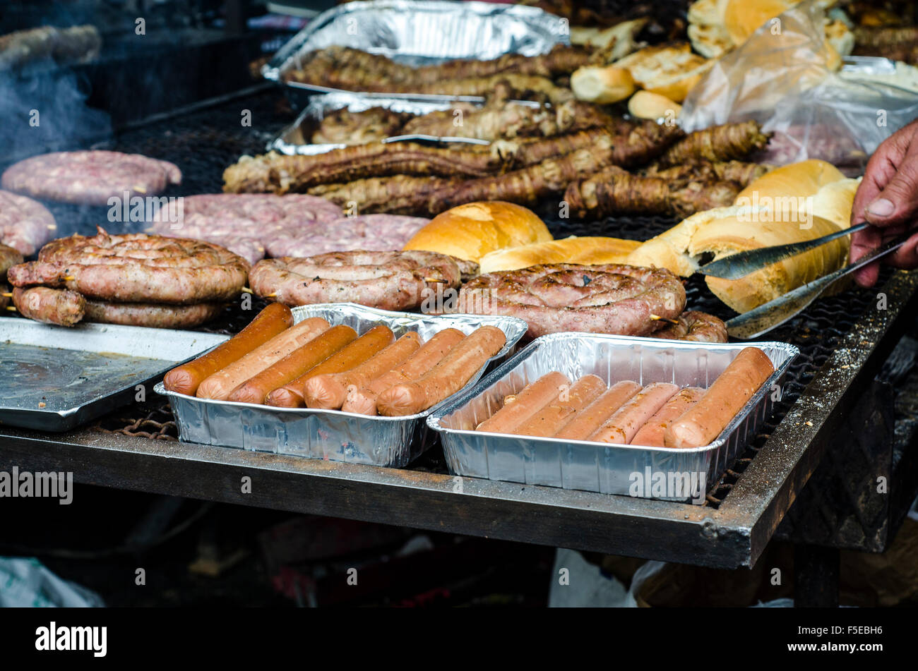 La nourriture typique de la Sardaigne. Saucisses, pain rôti, rôti de boeuf, le porcelet rôti et les entrailles d'animaux, de hot dog dans un s Banque D'Images